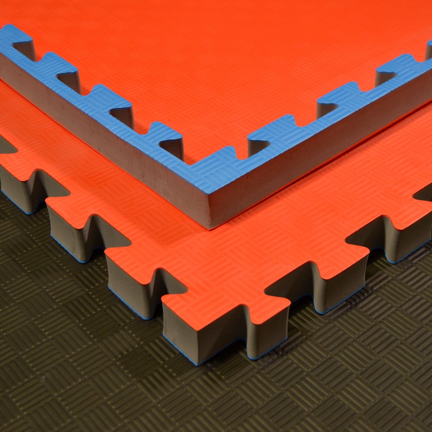 Tapis d'arts martiaux TEKKA BUDO Rouge-Bleu - 100 x 100 x 4 cm - Bords dentelés - Tapis réversible, Tapis d'entraînement - Judo, Karaté, Ju-Jutsu, Taekwondo