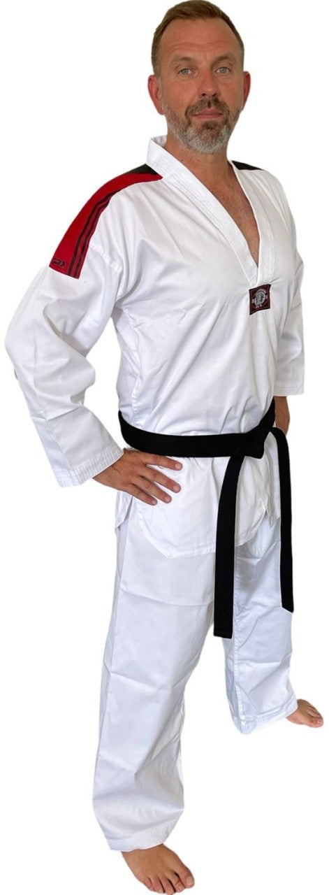 Dobok de Taekwondo Basic revers en V blanc avec bandes d'épaule noir-rouge - SET (veste, pantalon, ceinture blanche)