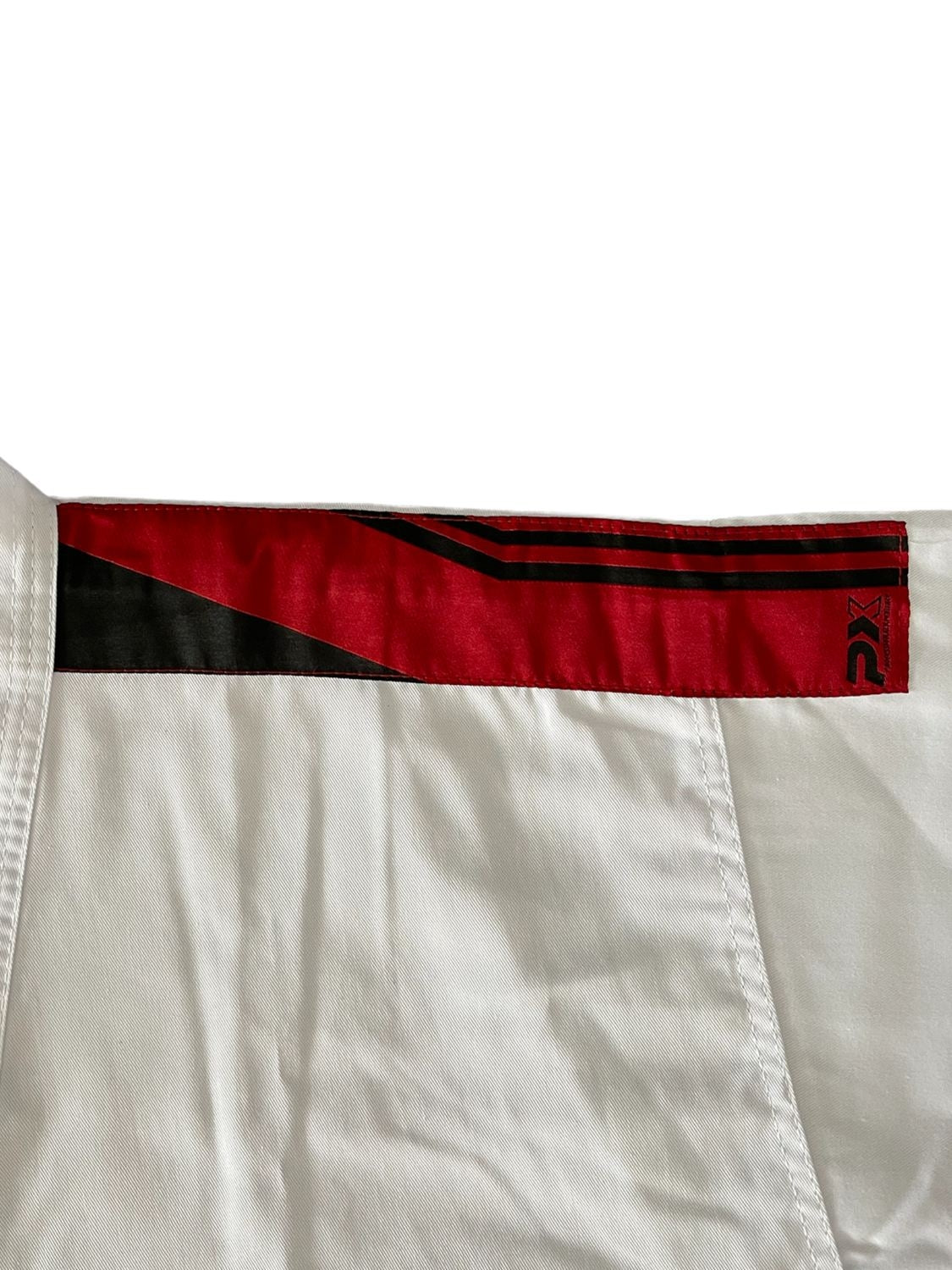 Dobok de Taekwondo Basic revers en V blanc avec bandes d'épaule noir-rouge - SET (veste, pantalon, ceinture blanche)