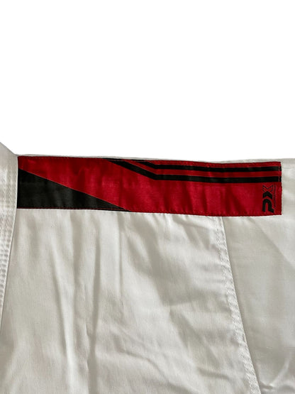 Dobok de Taekwondo Basic revers en V blanc avec bandes d'épaule noir-rouge - SET (veste, pantalon, ceinture blanche)