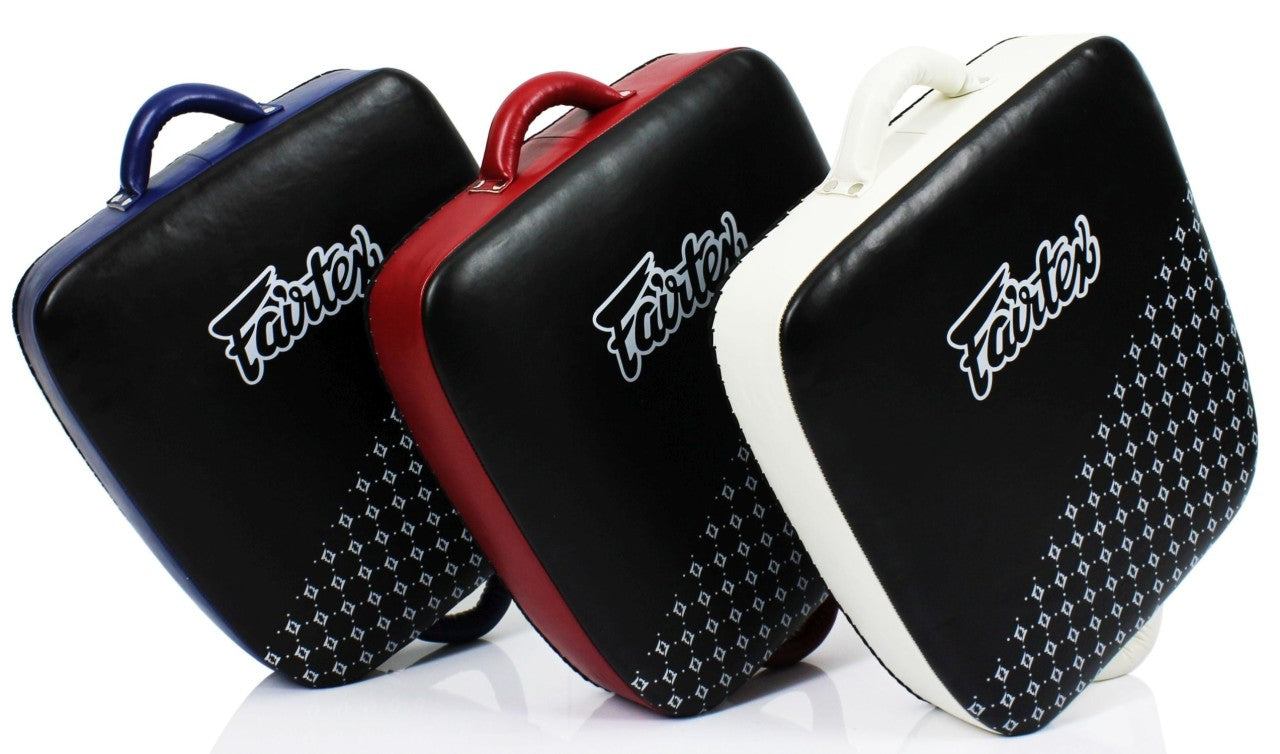 Jambières FAIRTEX « Thai Suitcase » noir-rouge Syntec