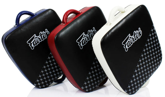 Jambières FAIRTEX « Thai Suitcase » noir-rouge Syntec