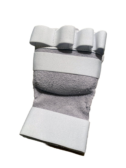 Protège-poignets de karaté TEKKA BUDO blancs plats - Mitaines en cuir véritable - Passants pour les doigts avec bande élastique