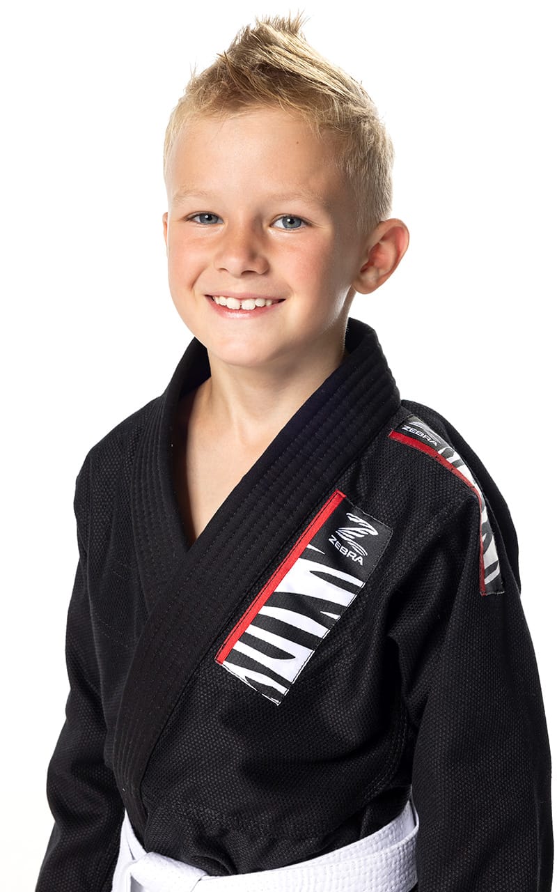 Combinaison de jiu-jitsu brésilien ZEBRA pour enfant, noire, avec veste, pantalon et ceinture blanche.
