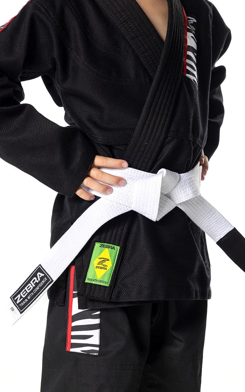 Combinaison de jiu-jitsu brésilien ZEBRA pour enfant, noire, avec veste, pantalon et ceinture blanche.