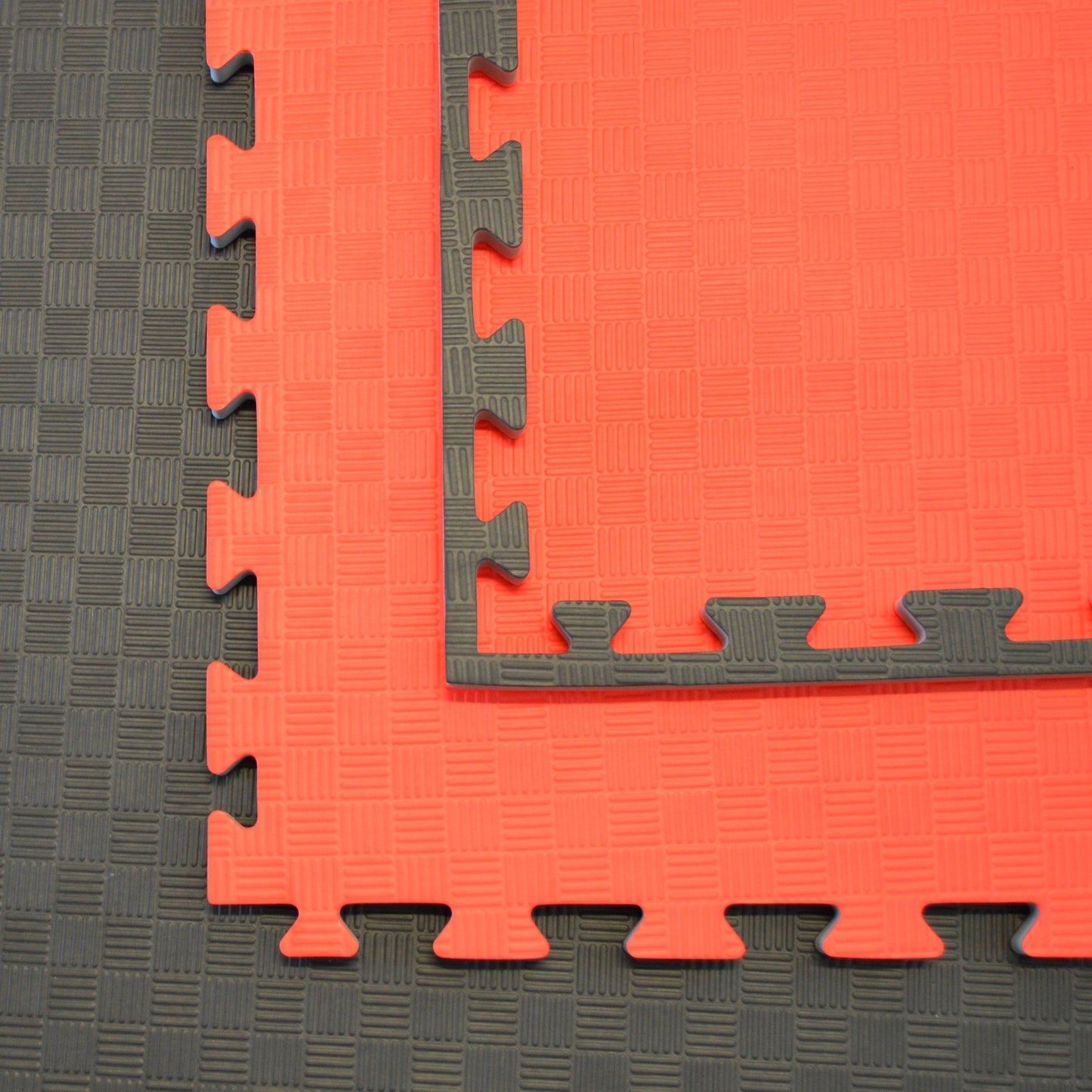 Tapis d'arts martiaux TEKKA BUDO SET - rouge-noir - 100 x 100 x 2 cm - Bords emboîtables - Tapis réversible, tapis d'entraînement - Judo, Karaté, Ju-Jutsu, Taekwondo